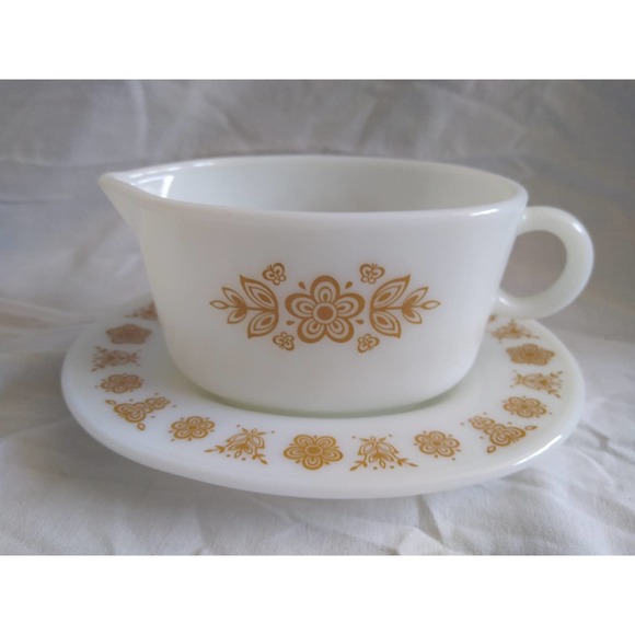 Pyrex butterfly gold gravy boat and saucer - Picture 2 of 8